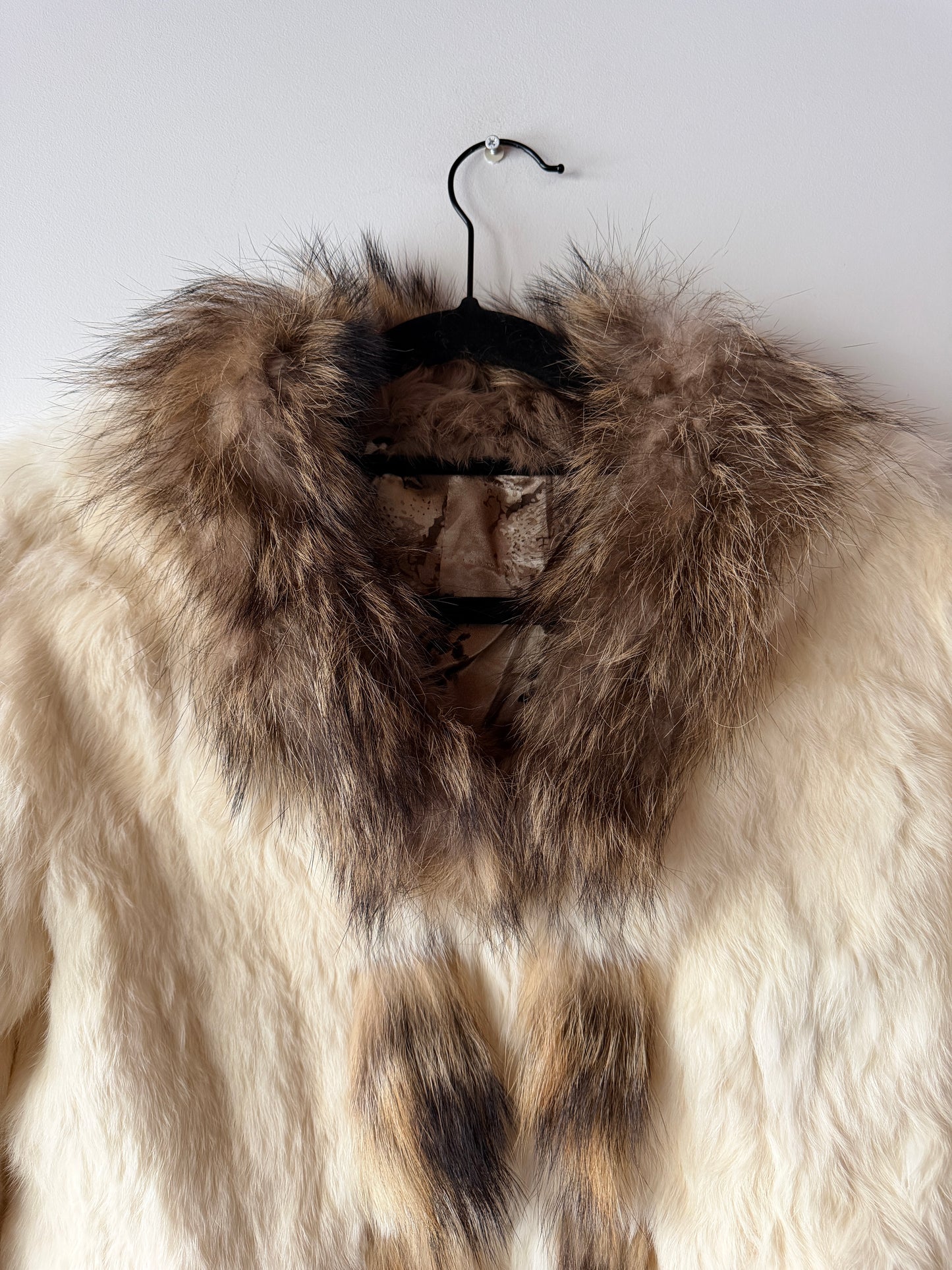 Veste en fourrure blanche et col gris