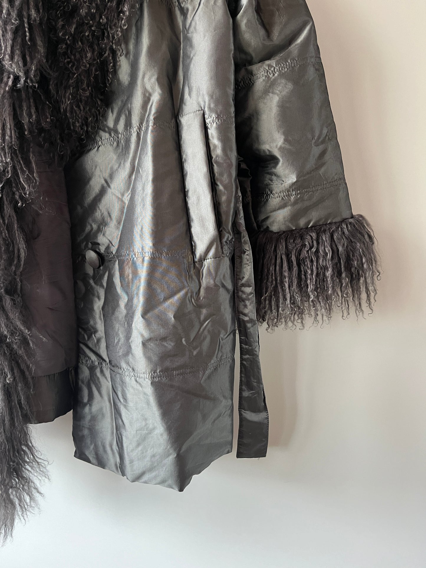 Manteau mi-long gris avec bordures en fourrure