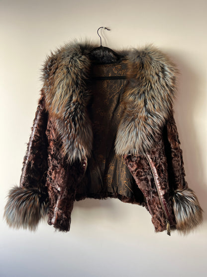 Veste en fourrure marron et col à reflets bleus