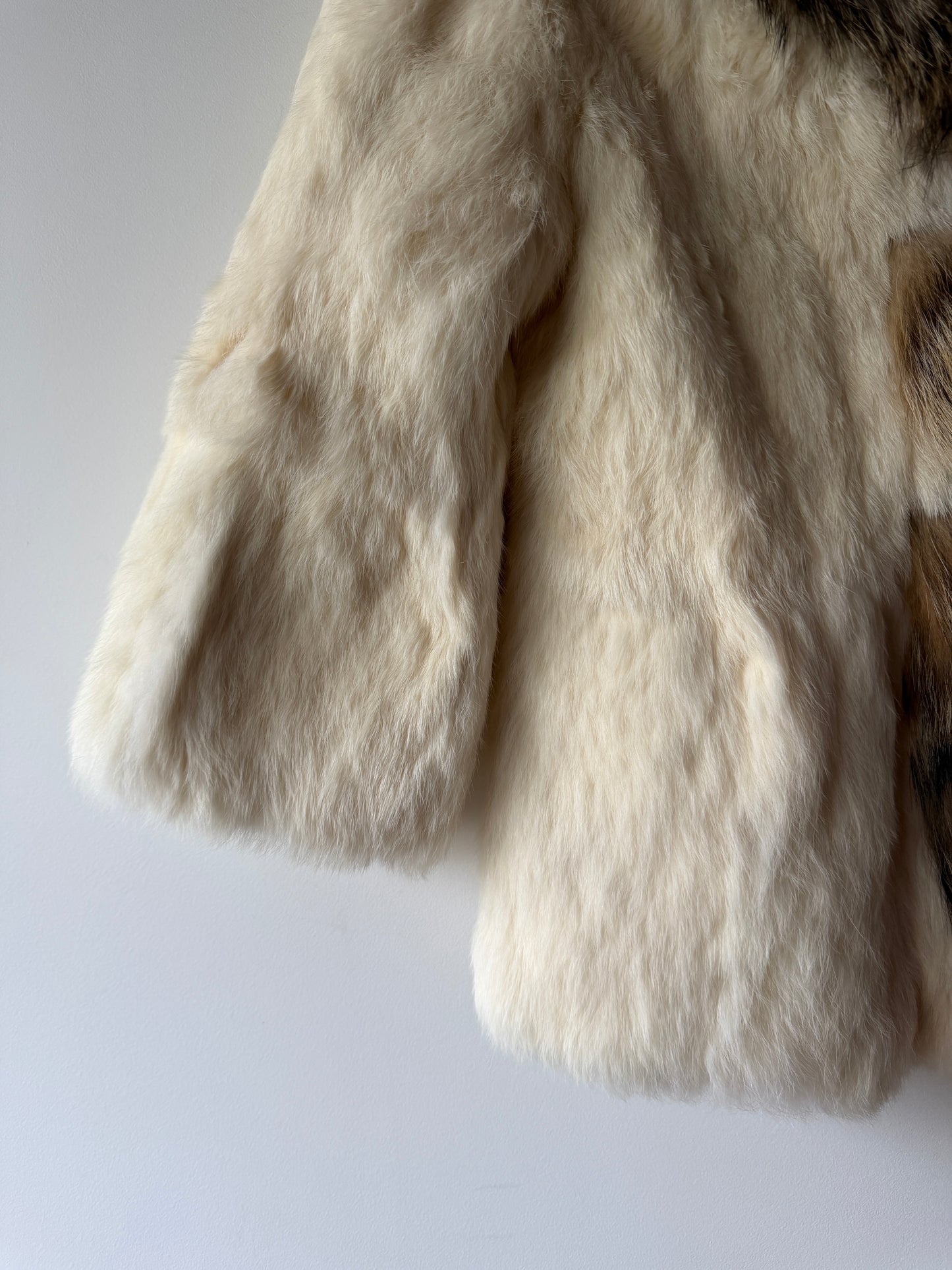Veste en fourrure blanche et col gris