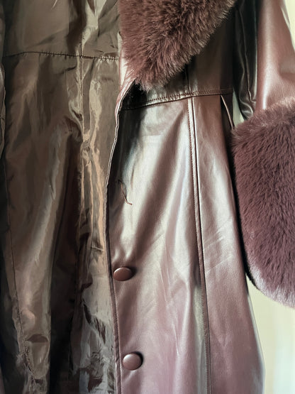 Manteau en simili cuir bordeaux et bordures en fausse fourrure