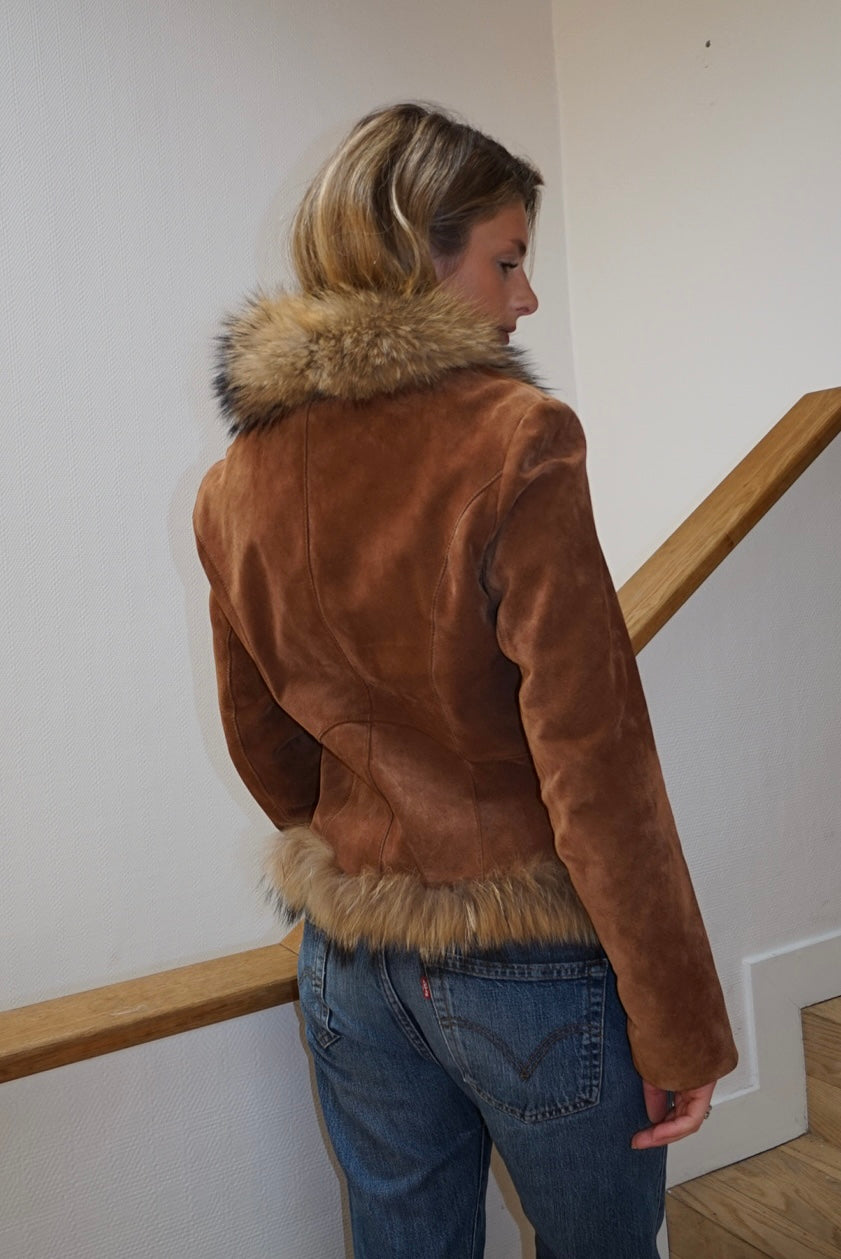 Veste en cuir marron avec bordures en fourrure beige
