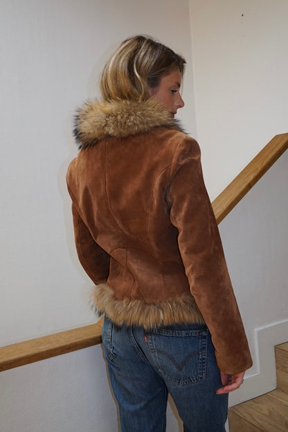 Veste en cuir marron avec bordures en fourrure beige