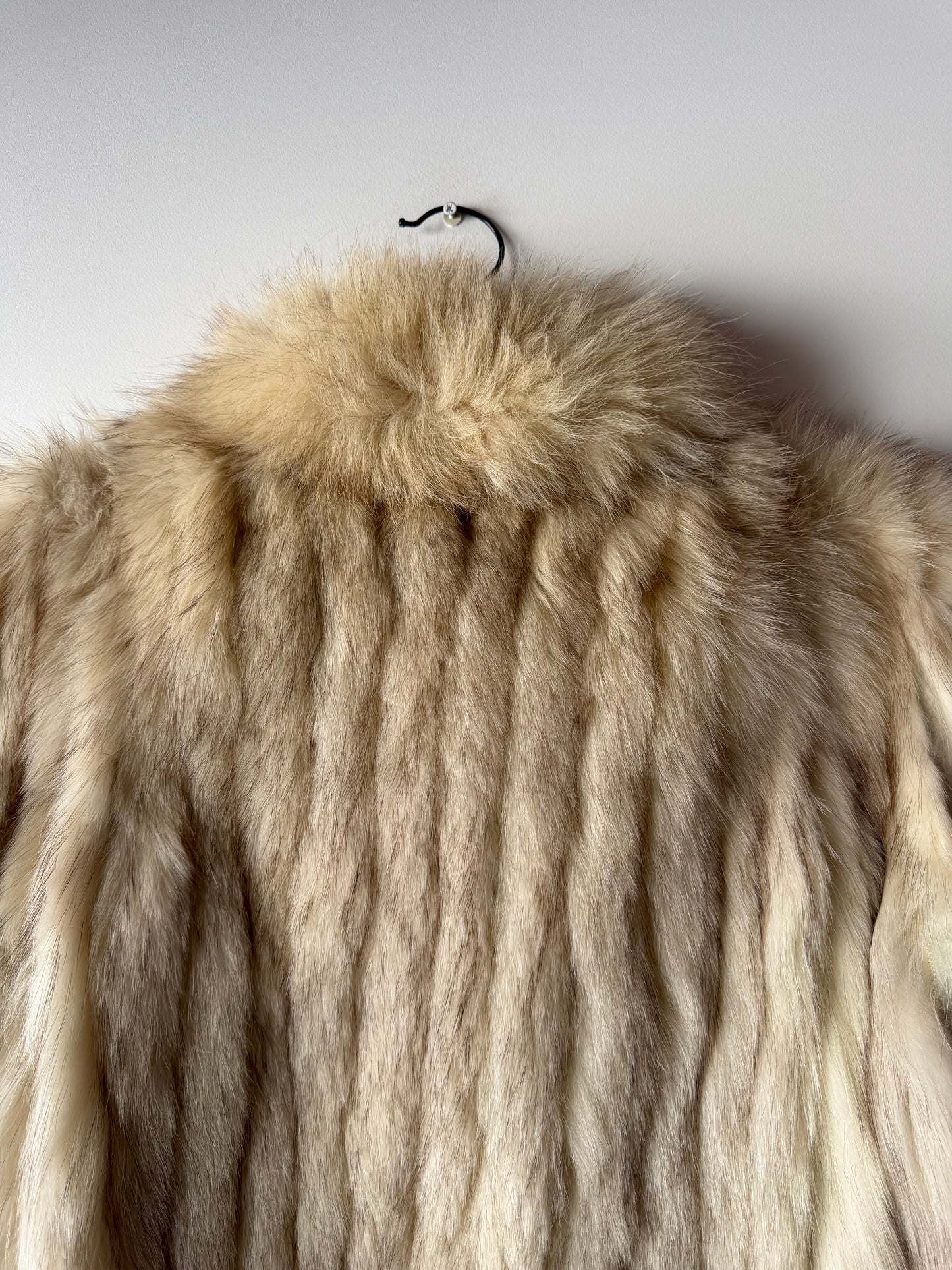 Manteau en fourrure galonné blanc