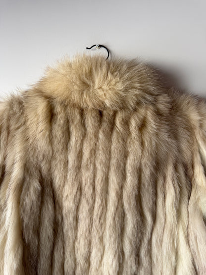 Manteau en fourrure galonné blanc