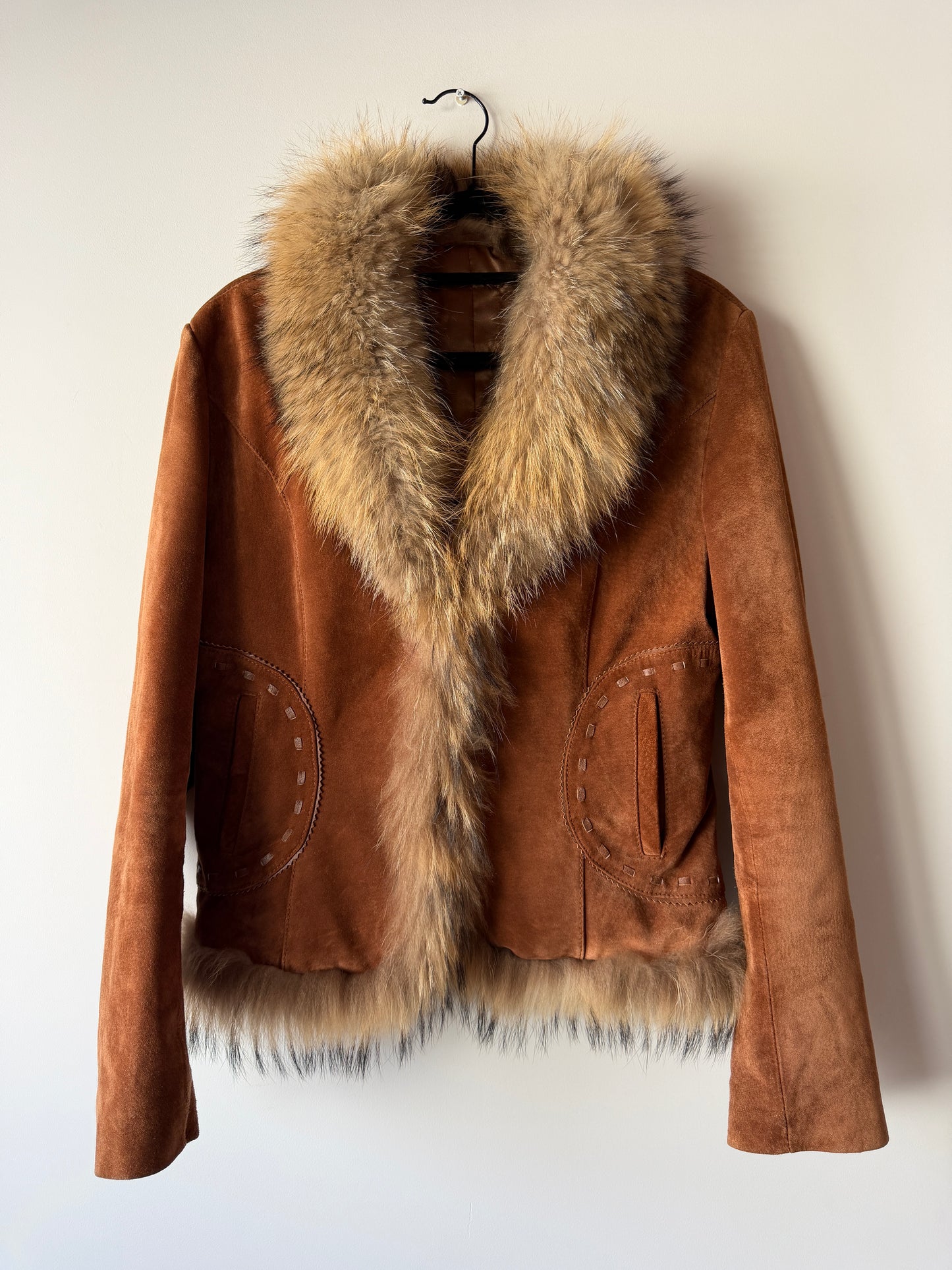Veste en cuir marron avec bordures en fourrure beige