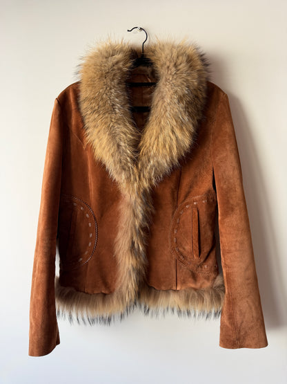 Veste en cuir marron avec bordures en fourrure beige