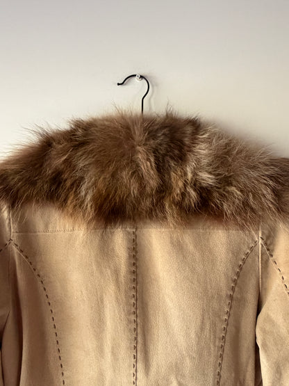 Veste en cuir beige avec bordures en fourrure