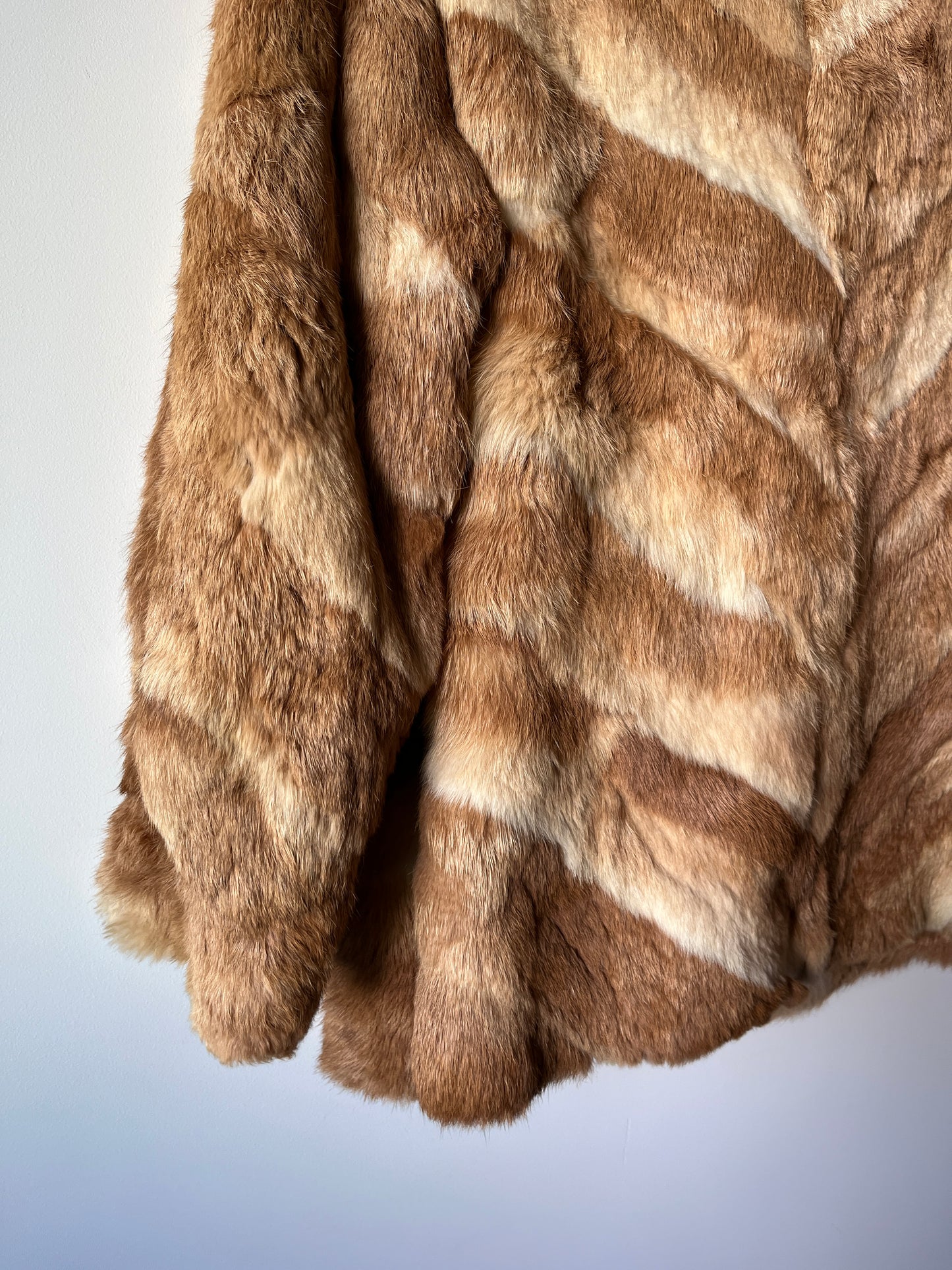 Manteau en fourrure rayé beige et blanc