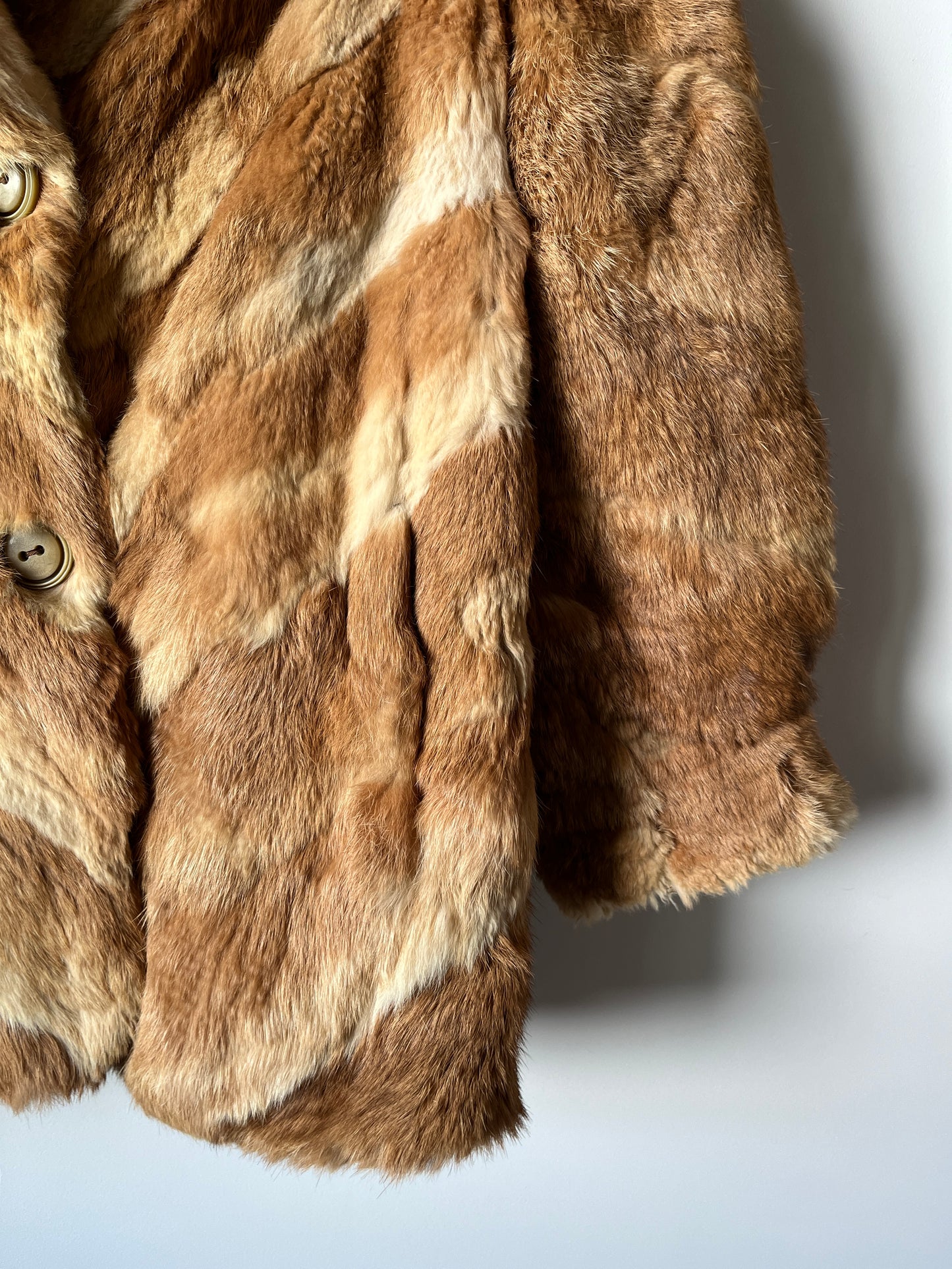 Manteau en fourrure rayé beige et blanc
