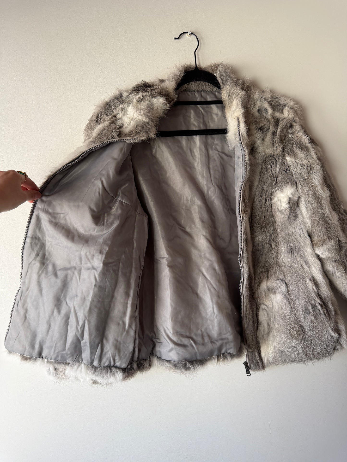 Veste en fourrure grise et blanche