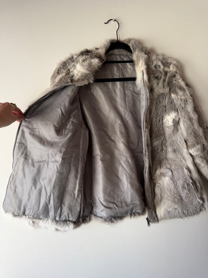 Veste en fourrure grise et blanche