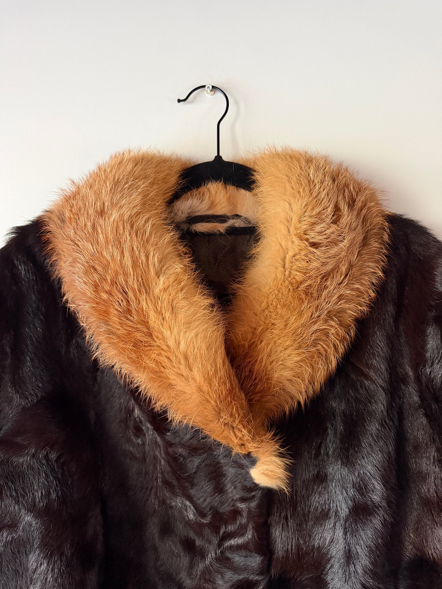 Manteau en fourrure marron et col roux