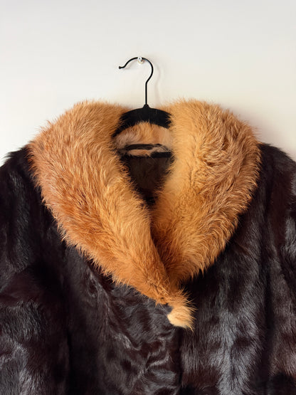 Manteau en fourrure marron et col roux