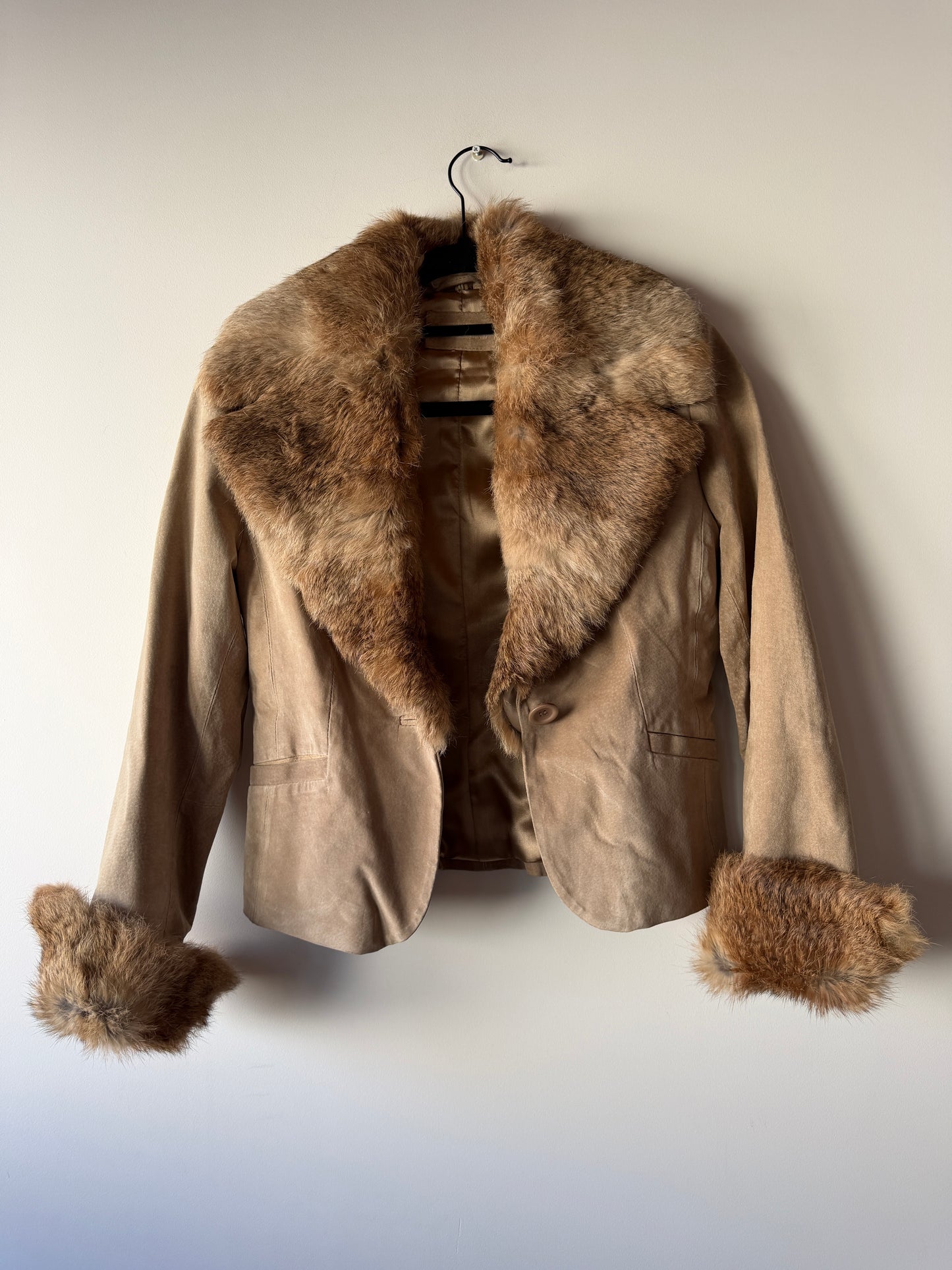 Veste en cuir beige avec bordures en fourrure