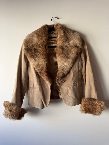 Veste en cuir beige avec bordures en fourrure