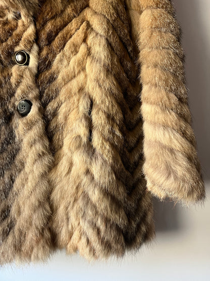 Manteau en fourrure galonnée fauve