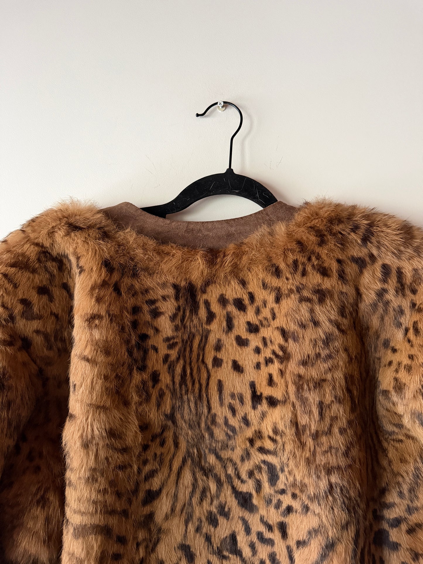 Veste en fourrure imprimée léopard