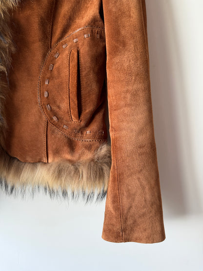 Veste en cuir marron avec bordures en fourrure beige