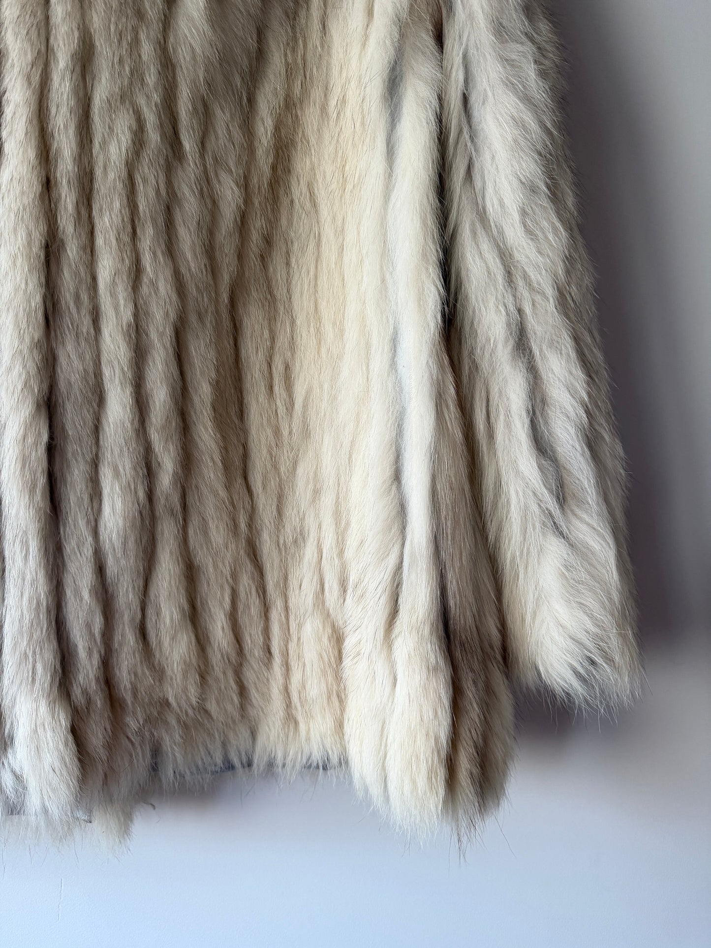 Manteau en fourrure galonné blanc