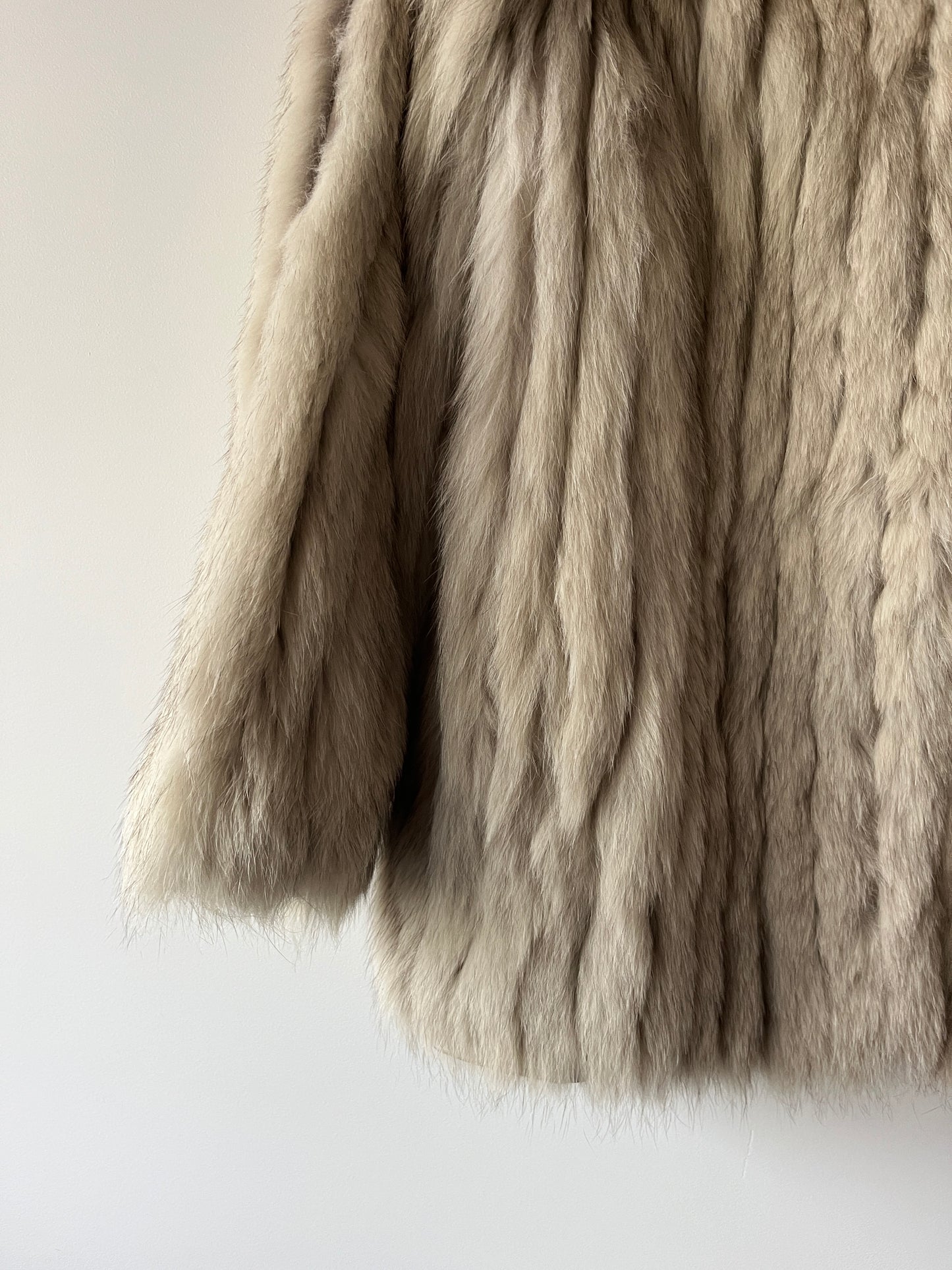 Manteau en fourrure galonné blanc
