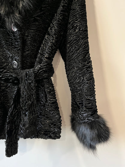 Veste noire avec bordures en fourrure