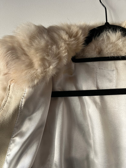 Veste courte en fourrure crème