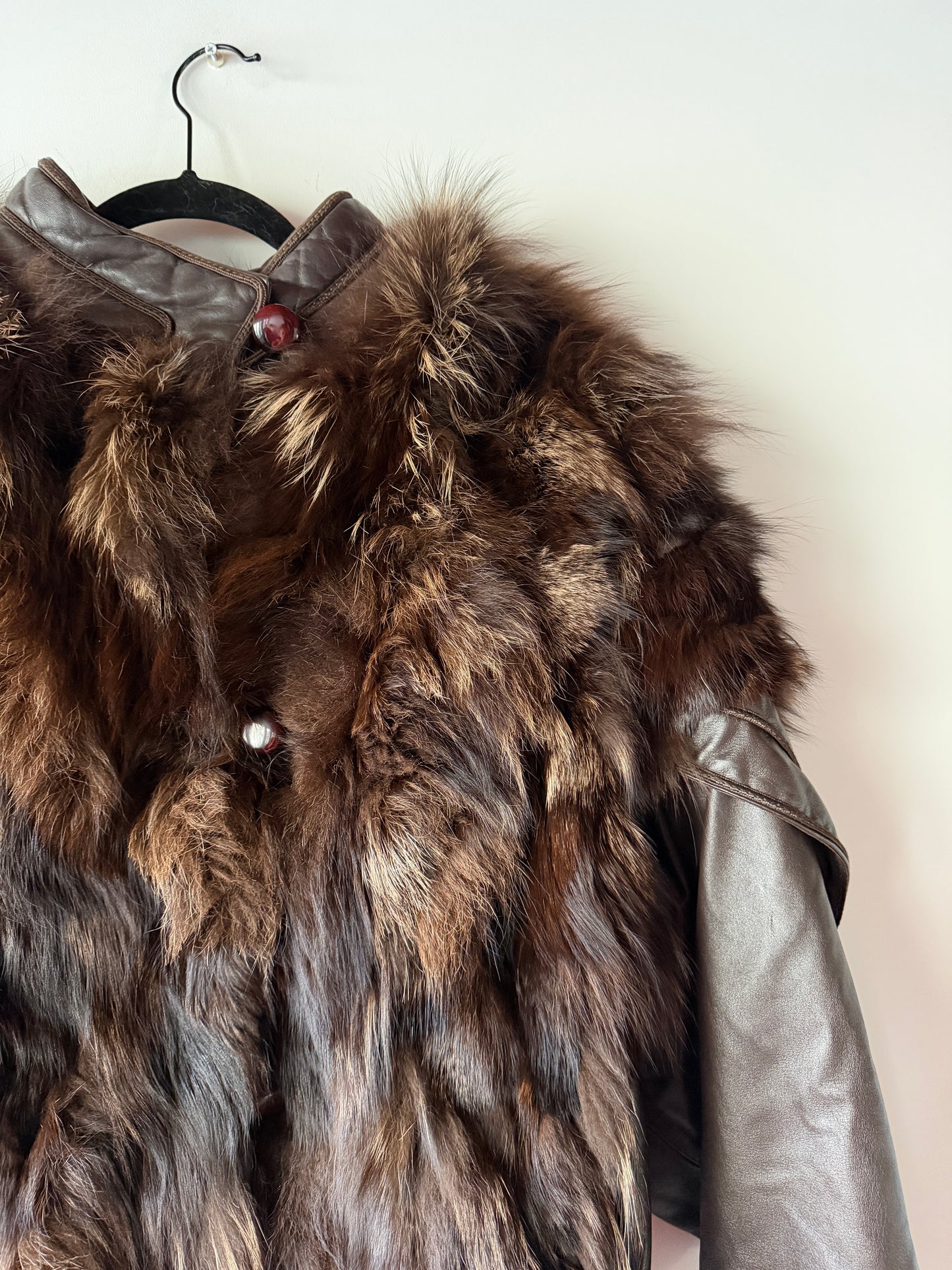 Veste en fourrure et cuir marron