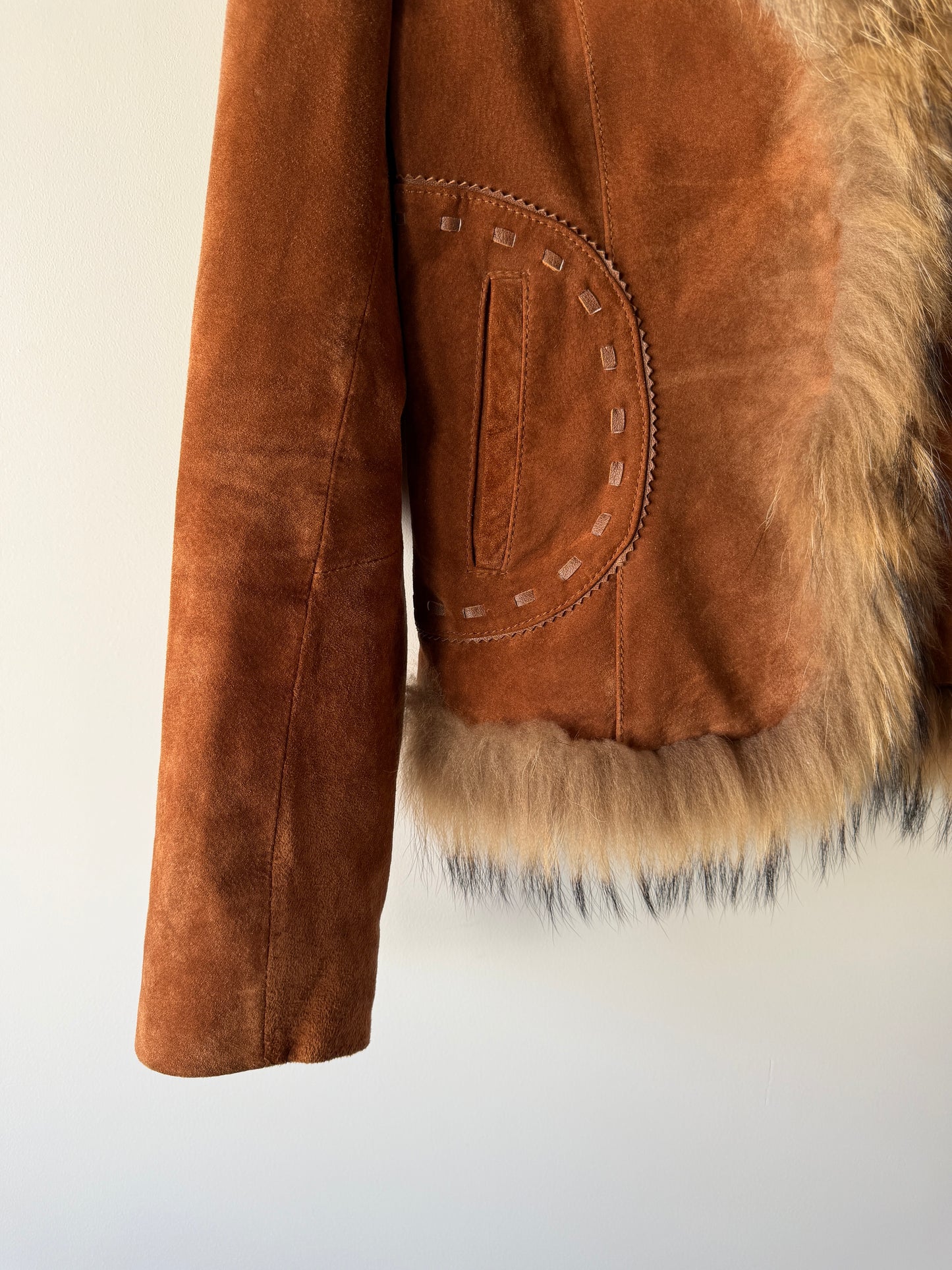 Veste en cuir marron avec bordures en fourrure beige