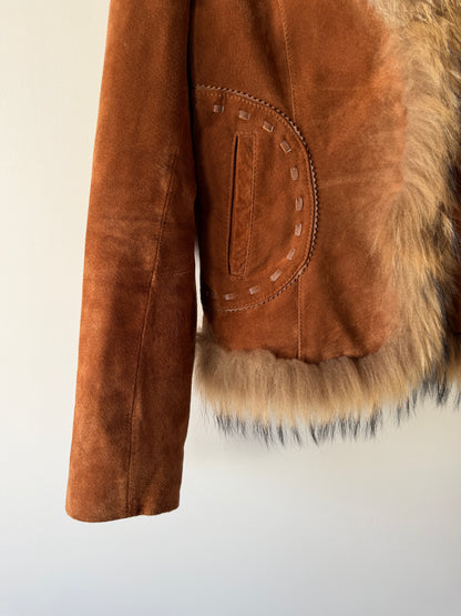 Veste en cuir marron avec bordures en fourrure beige