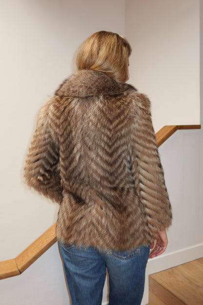 Manteau en fourrure galonné marron