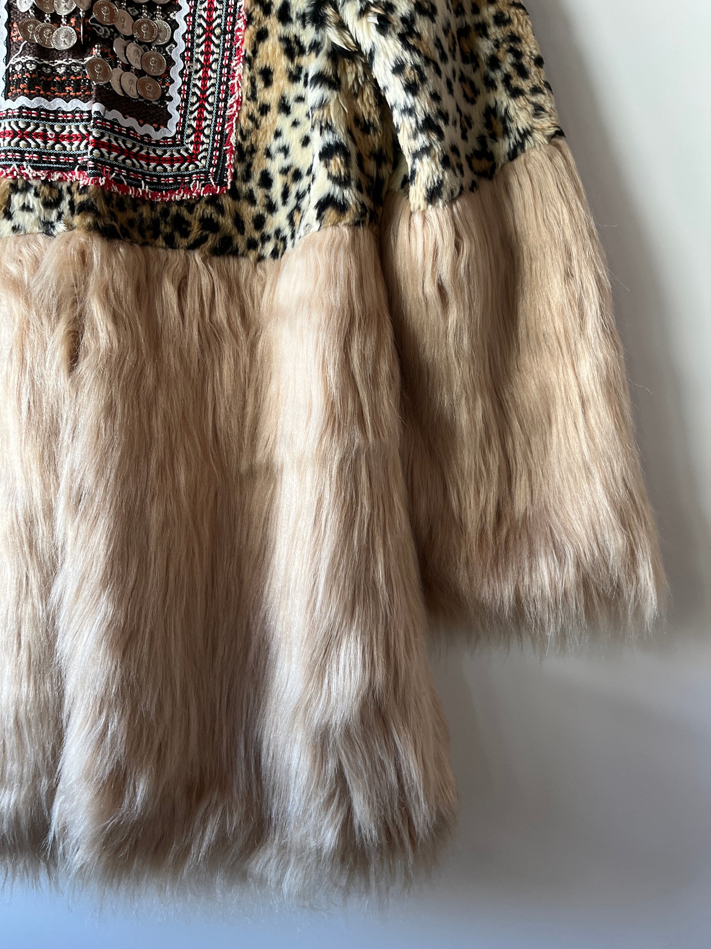 Veste bi-matière léopard brodé et fausse fourrure