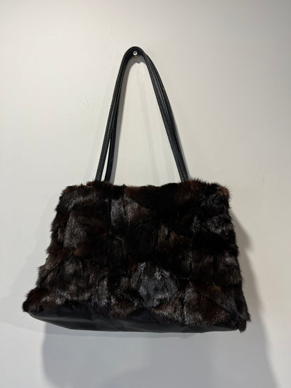 Sac en fourrure marron et fleur en cuir