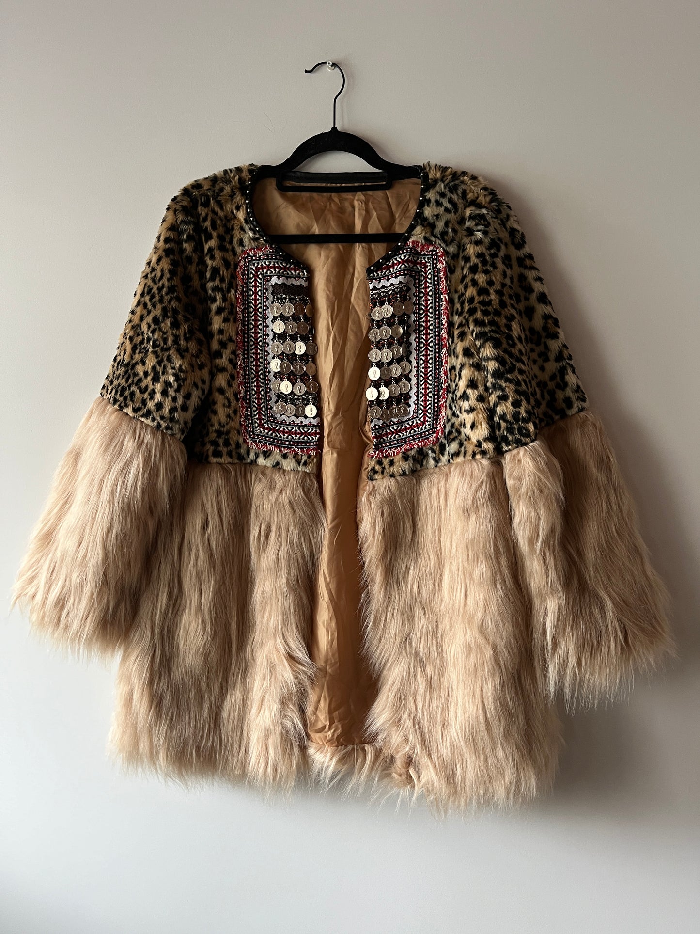 Veste bi-matière léopard brodé et fausse fourrure