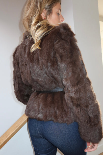Manteau en fourrure marron ceinturé
