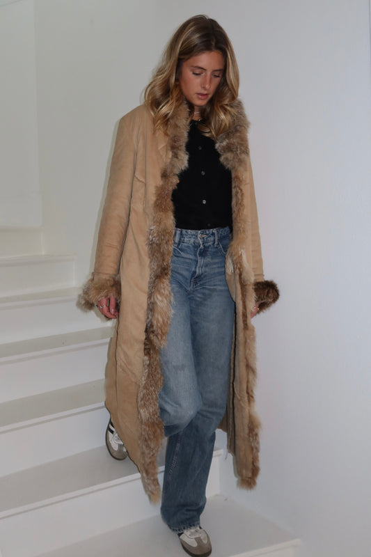 Manteau long beige avec bordures en fourrure