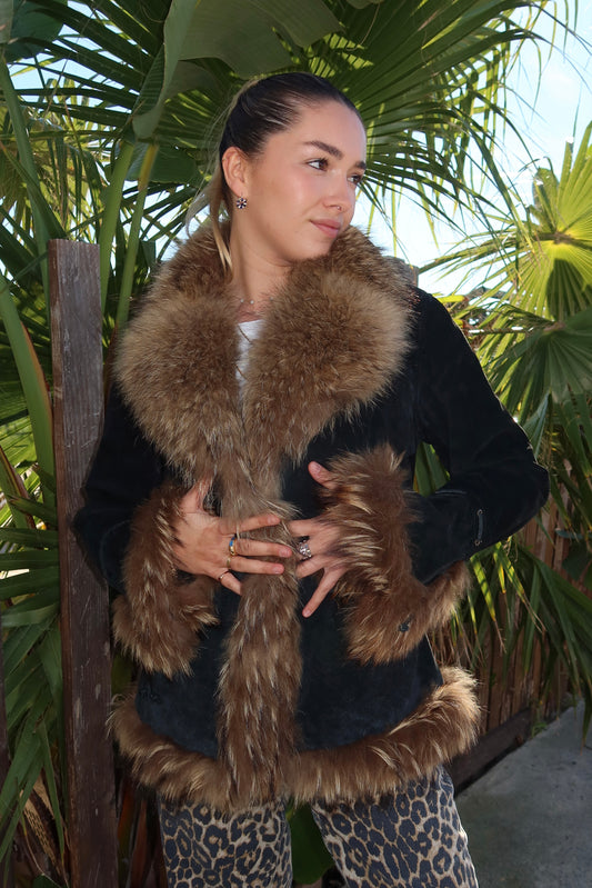 Veste en cuir noir avec bordures en fourrure