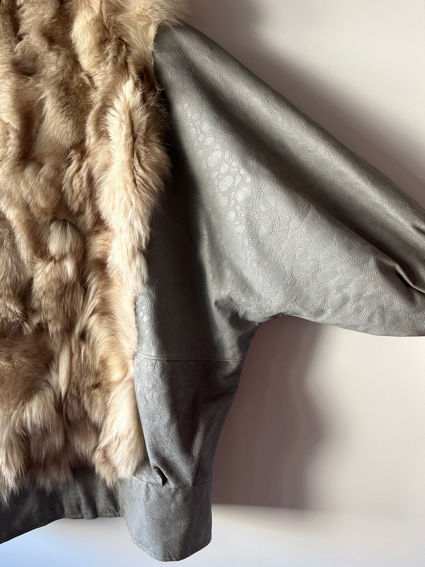 Veste en fourrure blanche et manches en cuir