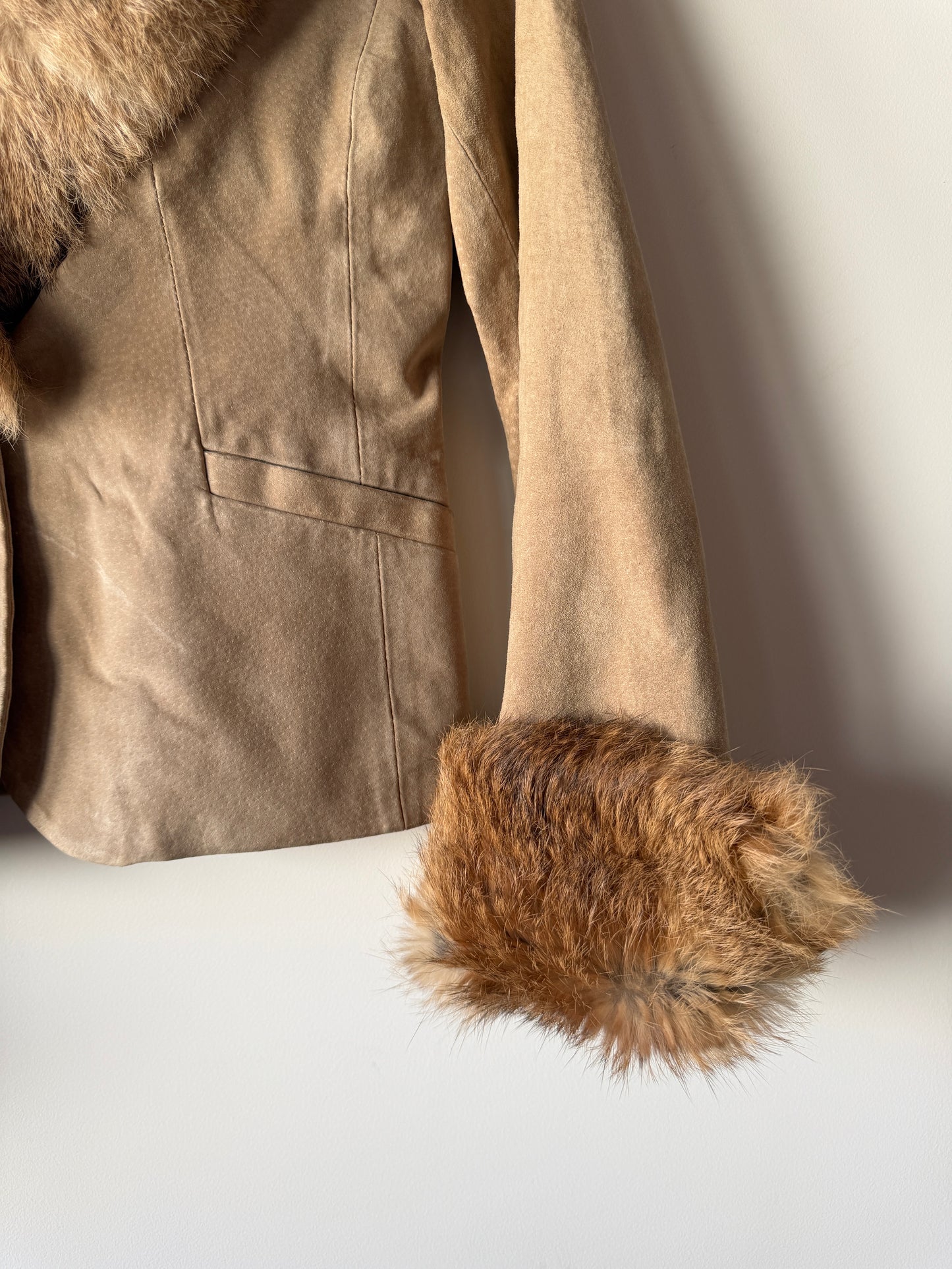 Veste en cuir beige avec bordures en fourrure