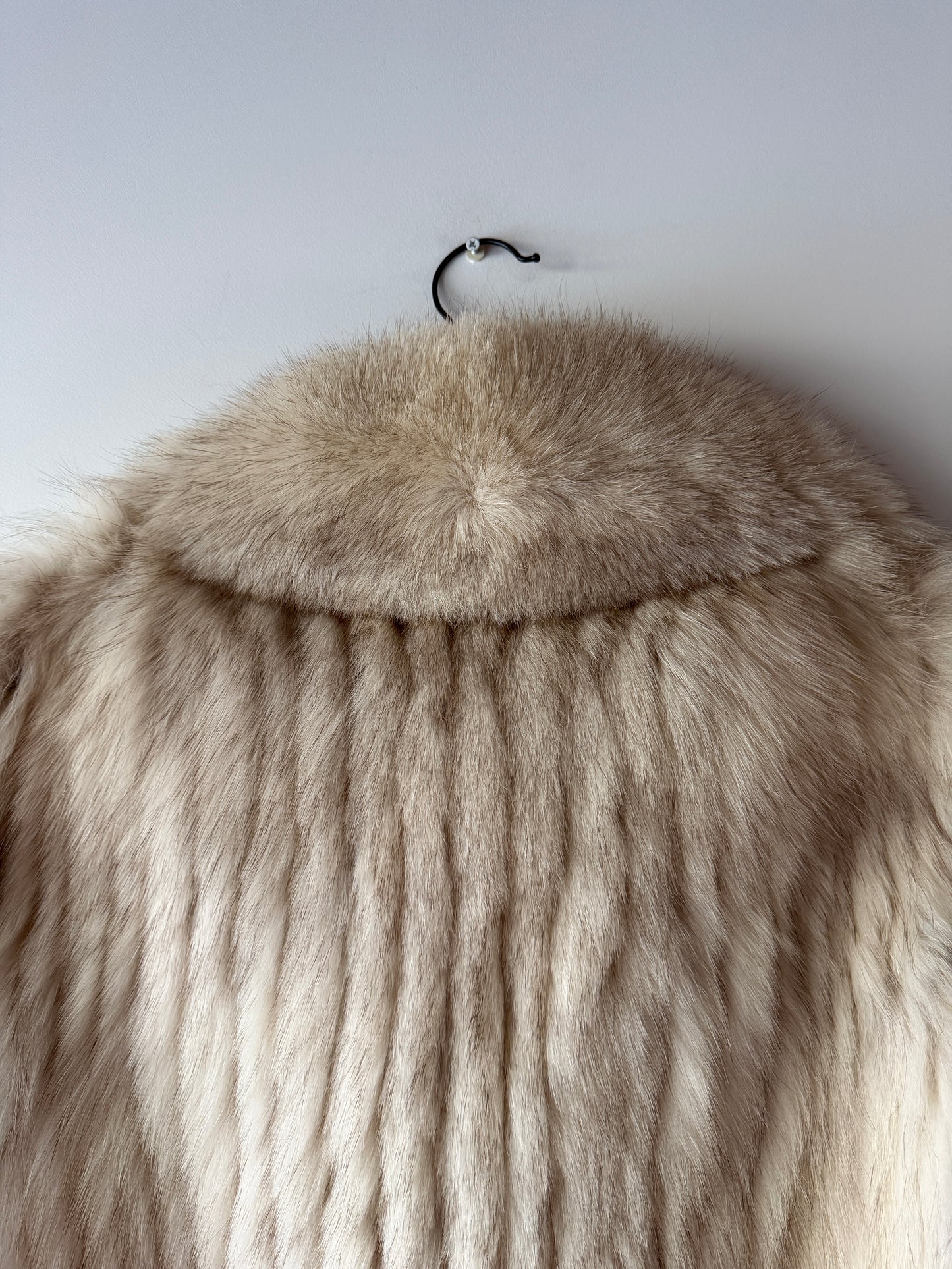 Manteau en fourrure galonné blanc