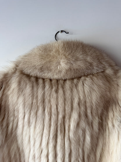 Manteau en fourrure galonné blanc