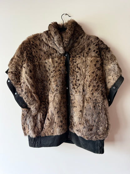 Veste en fourrure imprimée et cuir noir