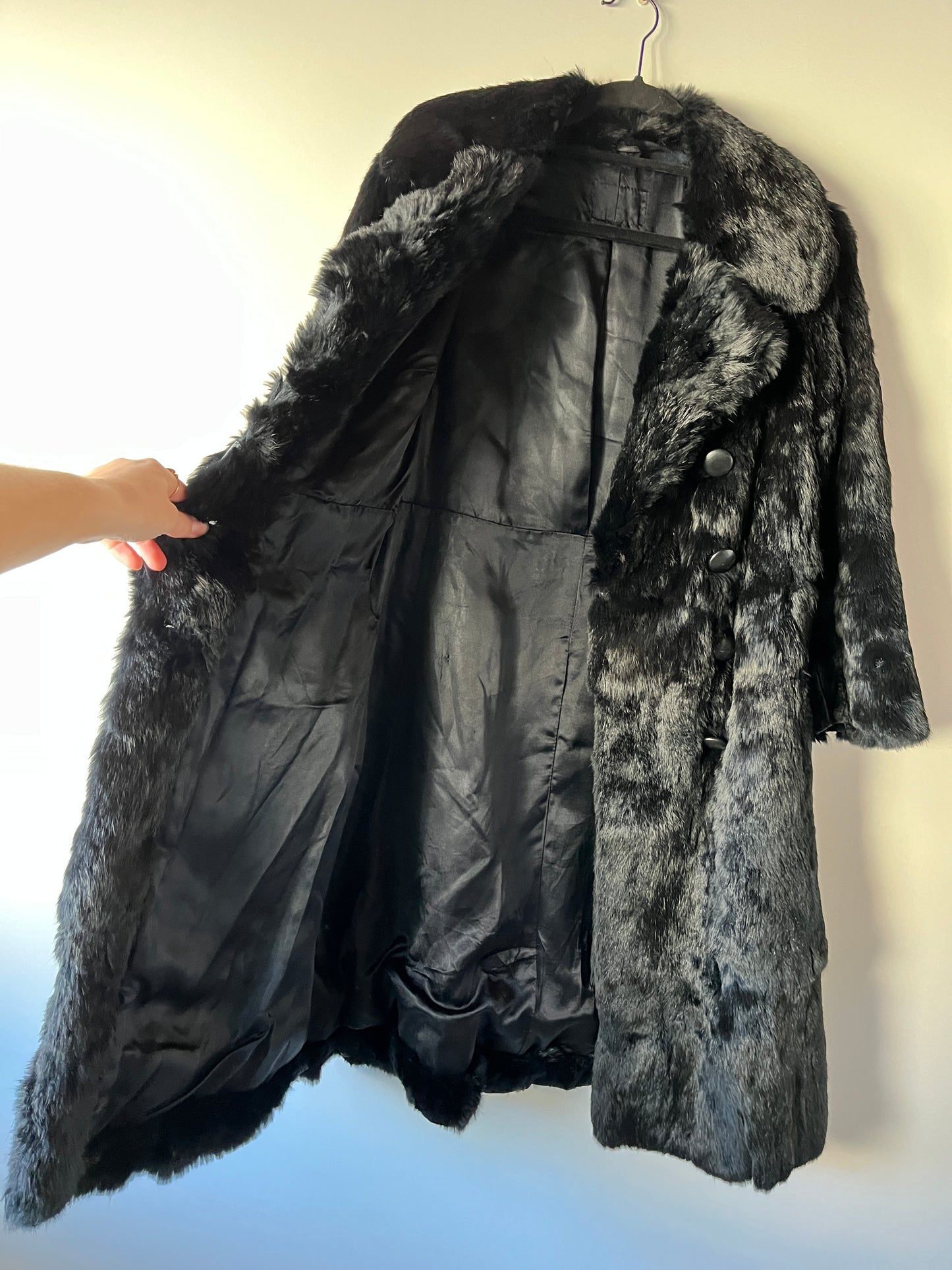 Manteau long noir en fourrure
