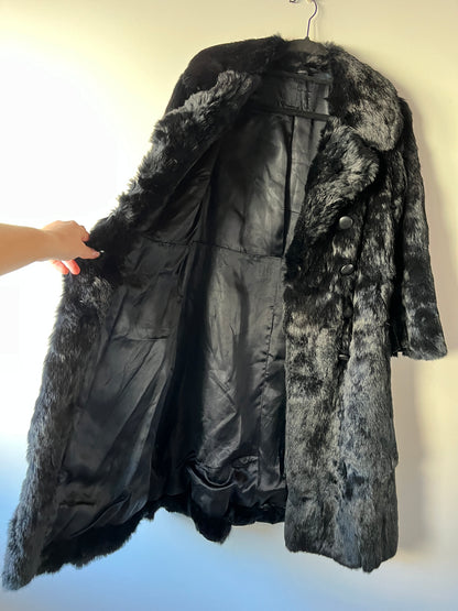 Manteau long noir en fourrure