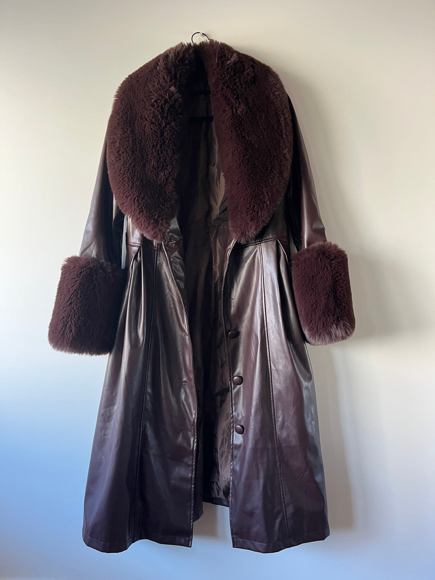 Manteau en simili cuir bordeaux et bordures en fausse fourrure