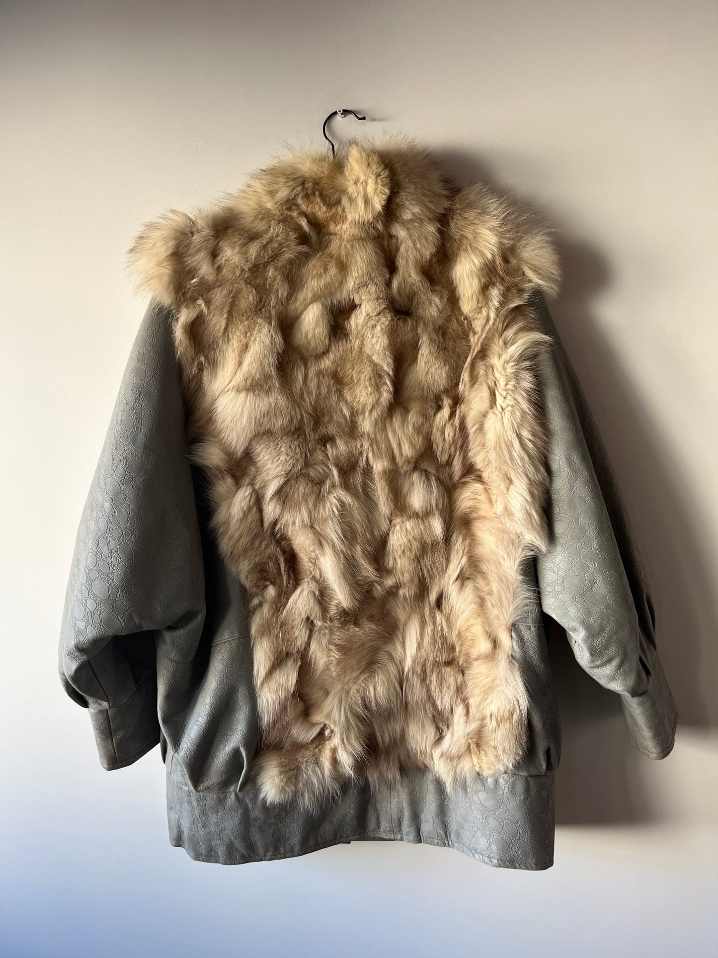 Veste en fourrure blanche et manches en cuir