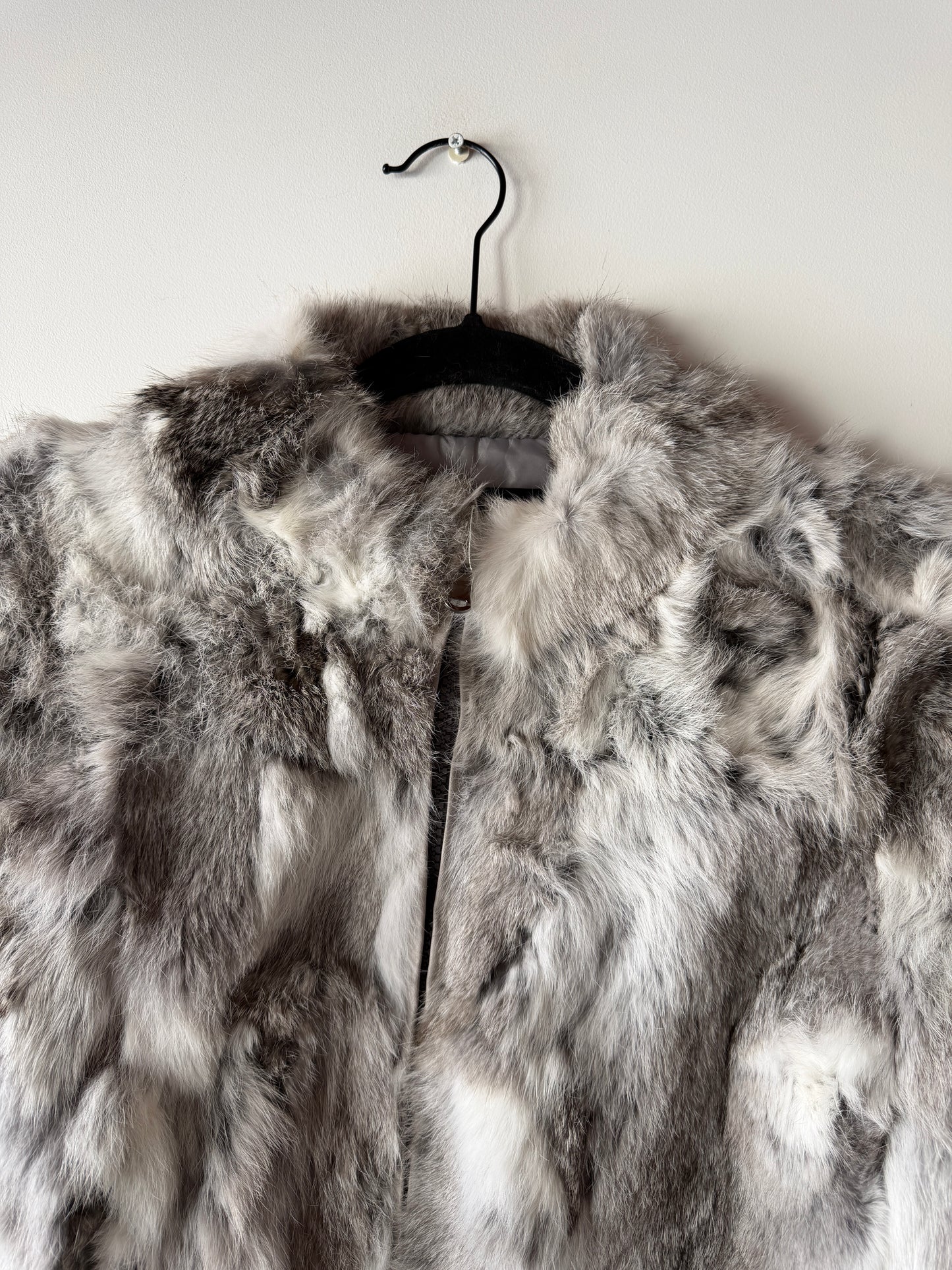 Veste en fourrure grise et blanche