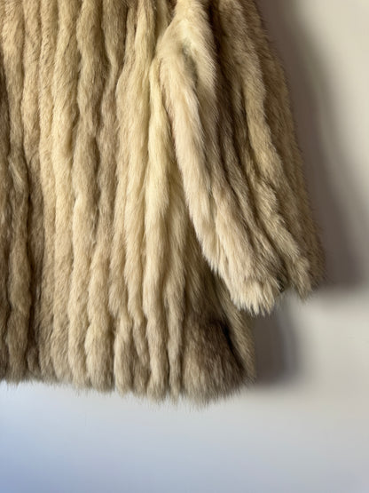 Manteau en fourrure galonné blanc