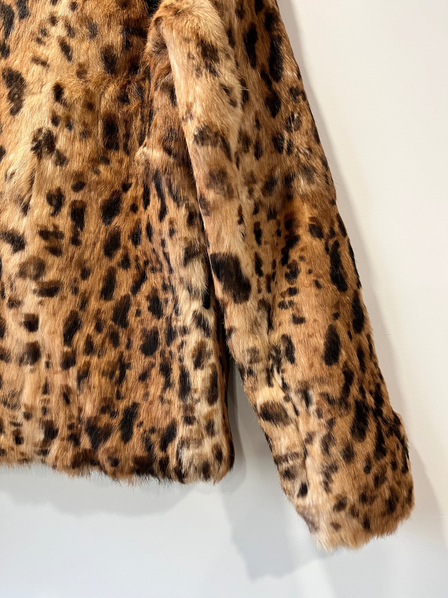 Veste en fourrure imprimée léopard