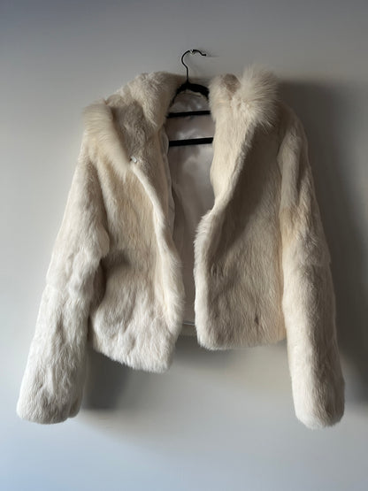 Veste à capuche courte en fourrure blanche